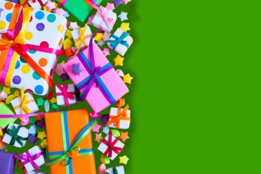 Renkli hediye kutuları renkli şeritler. Yeşil arka plan. Hediyelik