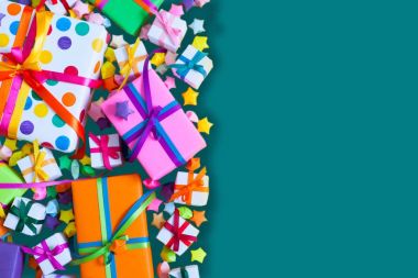 Renkli hediye kutuları renkli şeritler. Sarı arka plan. GIF