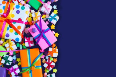 Renkli hediye kutuları renkli şeritler. Mavi arka plan. Hediyeler