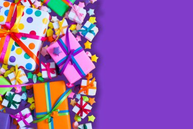 Renkli hediye kutuları renkli şeritler. Mavi arka plan. Hediyeler