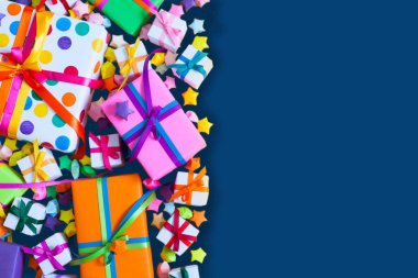 Renkli hediye kutuları renkli şeritler. Mavi arka plan. Hediyeler