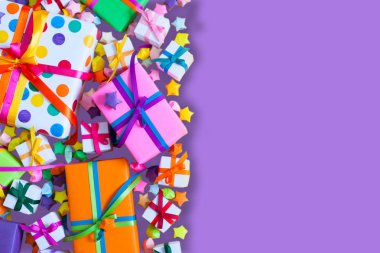 Renkli hediye kutuları renkli şeritler. Lila arka plan. Hediyelik