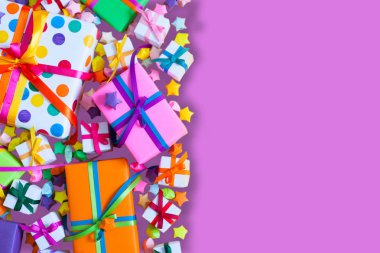 Renkli hediye kutuları renkli şeritler. Lila arka plan. Hediyelik