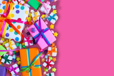 Renkli hediye kutuları renkli şeritler. Pembe bir arka plan. Hediyeler