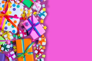 Renkli hediye kutuları renkli şeritler. Pembe bir arka plan. Hediyeler