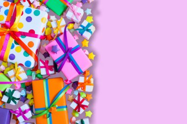 Renkli hediye kutuları renkli şeritler. Pembe bir arka plan. Hediyeler
