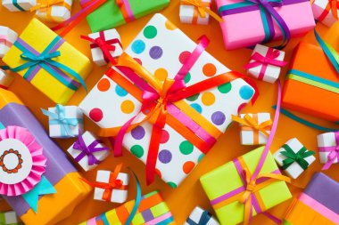 Renkli hediye kutuları renkli şeritler. Sarı arka plan. GIF