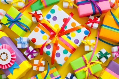 Renkli hediye kutuları renkli şeritler. Sarı arka plan. GIF