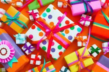 Renkli hediye kutuları renkli şeritler. Sarı arka plan. GIF