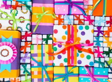 Renkli hediye kutuları renkli şeritler. Beyaz arka plan. Hediyelik