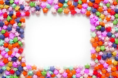 Renkli katlanmış kağıt yıldız veya çerçeve olarak kullanmak için origami şans yıldızı