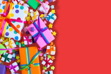 Renkli hediye kutuları renkli şeritler. Kırmızı arka plan. Hediyeler 