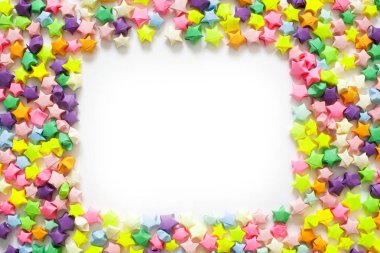 Renkli katlanmış kağıt yıldız veya çerçeve olarak kullanmak için origami şans yıldızı