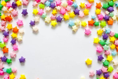 Renkli katlanmış kağıt yıldız veya çerçeve olarak kullanmak için origami şans yıldızı