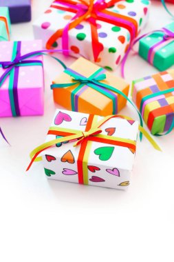 Renkli hediye kutuları renkli şeritler. Beyaz arka plan. Hediyelik