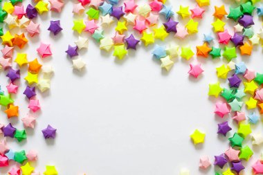 Renkli katlanmış kağıt yıldız veya çerçeve olarak kullanmak için origami şans yıldızı
