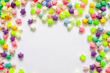 Renkli katlanmış kağıt yıldız veya çerçeve olarak kullanmak için origami şans yıldızı