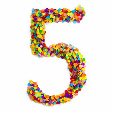 Beş numaralı renkli konfeti ile kaplı olduğu. Beyaz arka plan