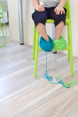 Annem örgü için ne gerektiğini bilmiyorum. İle giyinmiş iplik bobinleri 