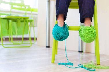 Annem örgü için ne gerektiğini bilmiyorum. İle giyinmiş iplik bobinleri 
