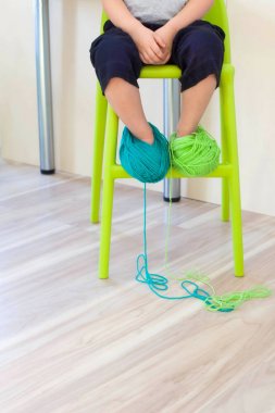 Annem örgü için ne gerektiğini bilmiyorum. İle giyinmiş iplik bobinleri 