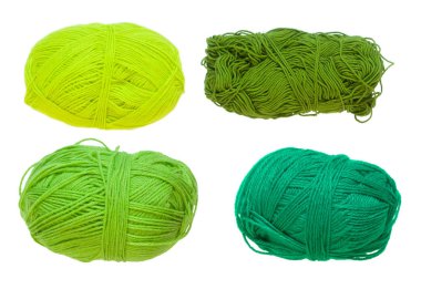 Farklı renkteki yün iplikler. İzole.