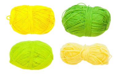 Farklı renkteki yün iplikler. İzole.