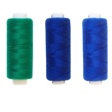 Yeşil ve mavi iş parçacığı. İzole. Beyaz arka plan.