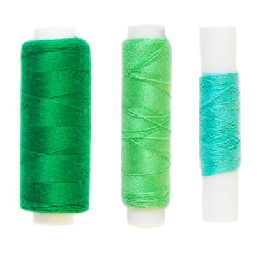 Yeşil iş parçacığı. İzole. Beyaz arka plan.