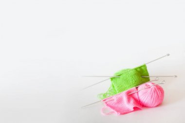 Örme kumaş yeşil ve pembe. İplik örgü yeşil ve PI için