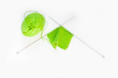 Örgü yeşil. Yeşil örgü iplik. Beyaz arka plan. 