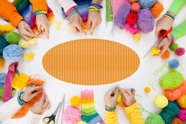 Kadınlar kroşe ve renkli iplik örgü. Yukarıdan görüntülemek.
