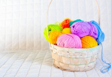 Renkli iplik clews sepetle closeup. Serbest kavramı