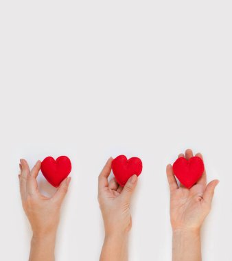 Kalp holding birçok eller. Beyaz arka plan.