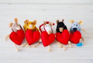 Ev yapımı oyuncak fare. Bir kalp tutarak fare.