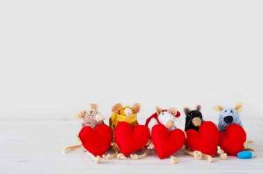 Ev yapımı oyuncak fare. Bir kalp tutarak fare.