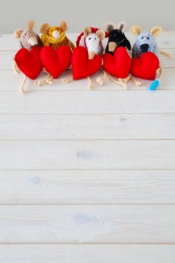 Ev yapımı oyuncak fare. Bir kalp tutarak fare.