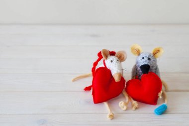 Ev yapımı oyuncak fare. Bir kalp tutarak fare.