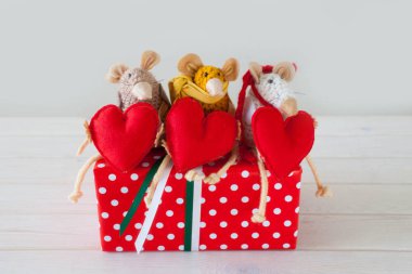 Ev yapımı oyuncak fare. Bir kalp tutarak fare.