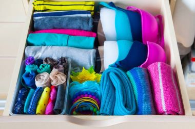 Çekmeceli aksesuarları ile düzgünce katlanmış giyim