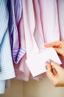 Çekmeceli aksesuarları ile düzgünce katlanmış giyim