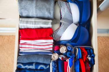 Çekmeceli aksesuarları ile düzgünce katlanmış giyim