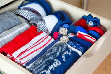 Çekmeceli aksesuarları ile düzgünce katlanmış giyim