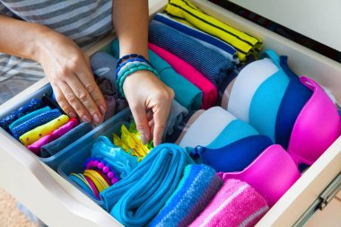 Çekmeceli aksesuarları ile düzgünce katlanmış giyim