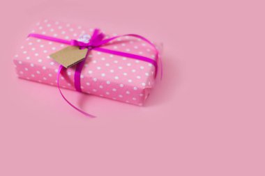 Renkli hediye kutuları renkli şeritler. Pembe bir arka plan. Hediyeler