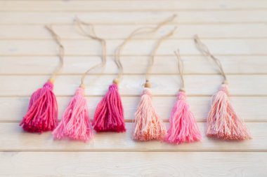 Perdeler için pembe fırça. Arka plan beyaz ahşap.