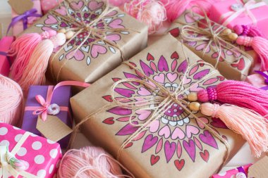 Pembe püsküllü. Beyaz ahşap arka plan. Kadın el sanatları. ,