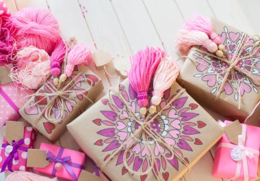 Pembe püsküllü. Beyaz ahşap arka plan. Kadın el sanatları. ,