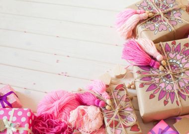 Pembe püsküllü. Beyaz ahşap arka plan. Kadın el sanatları. ,