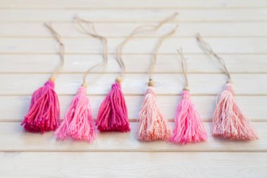 Perdeler için pembe fırça. Arka plan beyaz ahşap.